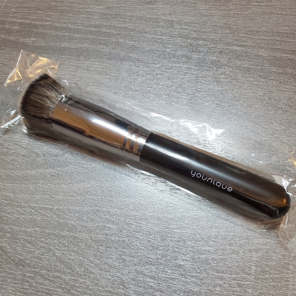 Younique Kabuki Brush